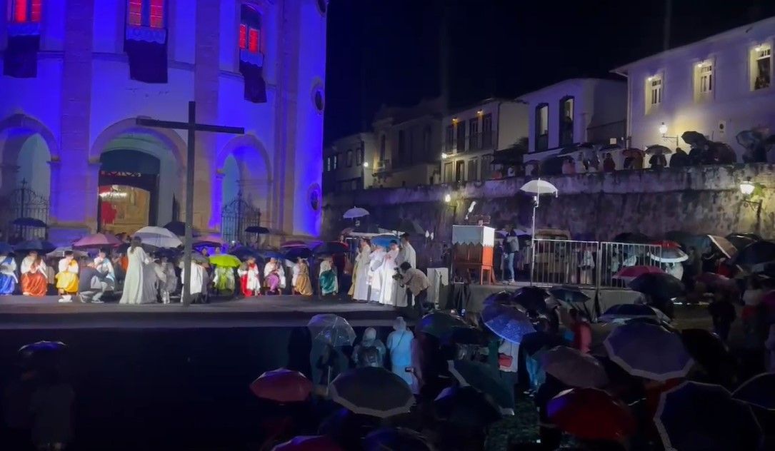 Mesmo com chuva, fieis celebram Sexta-Feira da Paixão em Ouro Preto; veja programação