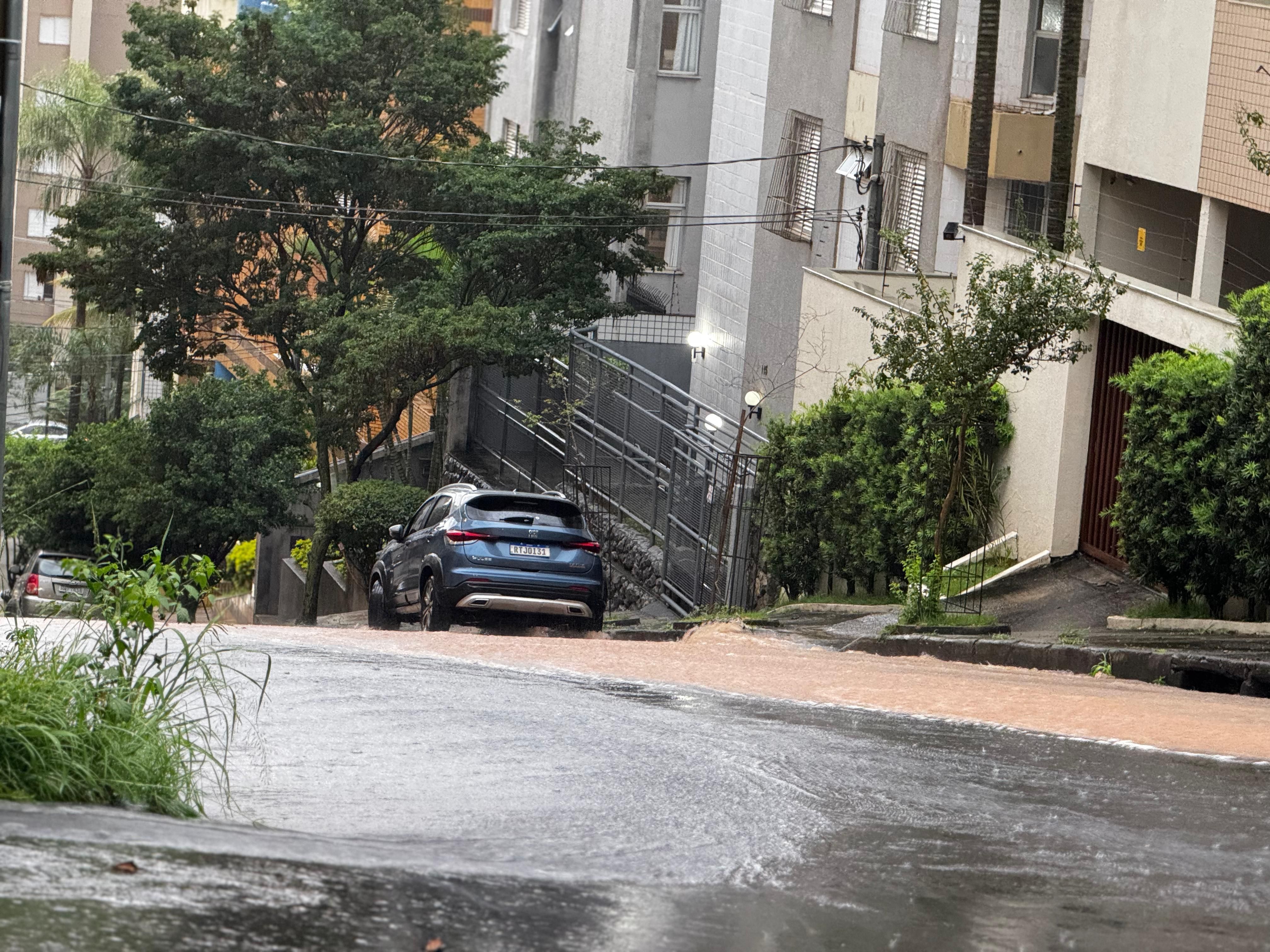 BH deve ter quinta (19) com chuva de moderada a forte a qualquer hora; veja a previsão