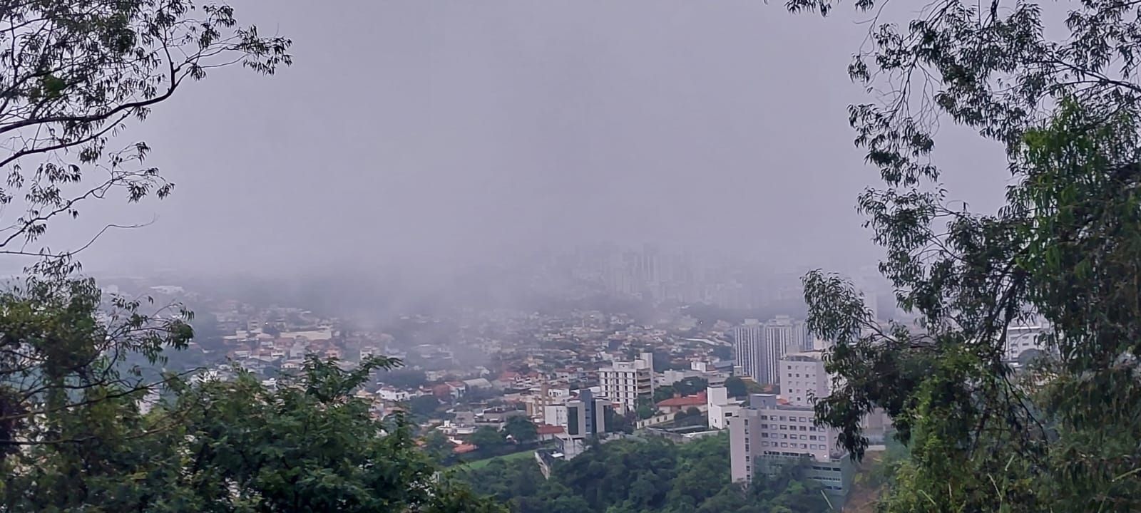 Belo Horizonte tem madrugada de chuva em todas as regionais