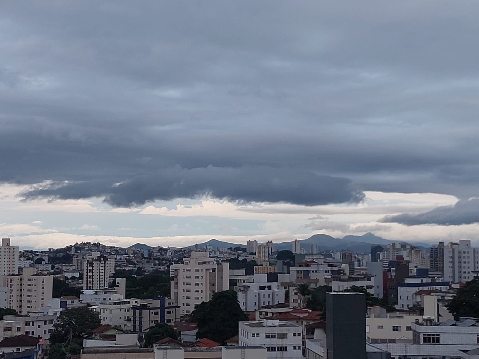 BH e outras 629 cidades de Minas podem ter chuva intensa e ventania; veja quais