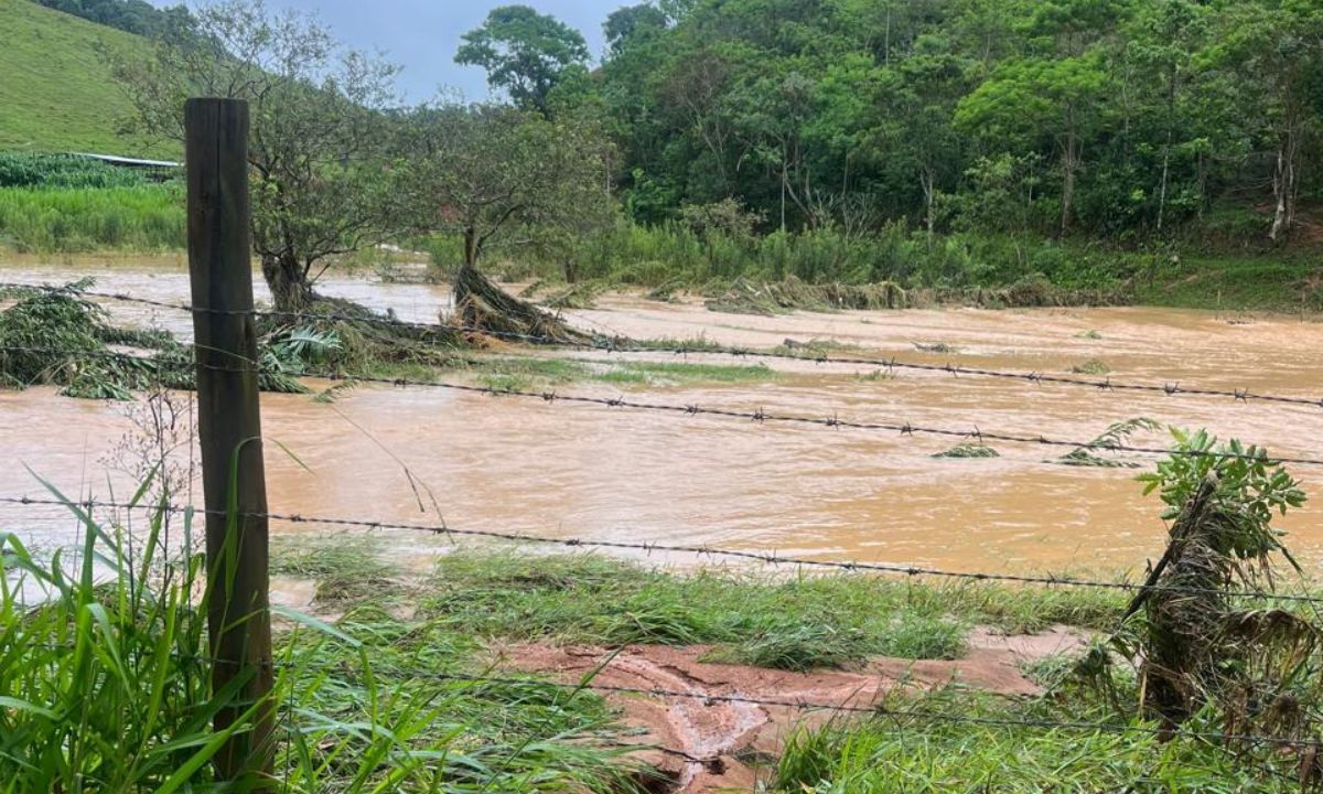 Prefeitura decreta situação de emergência após chuvas em Santo Antônio do Aventureiro (MG)