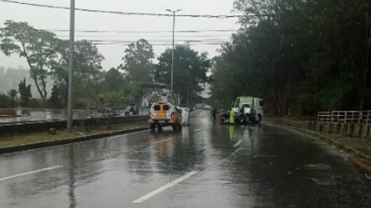 Chuva em BH: carro capota nas curvas do Ponteio e pista precisou ser fechada  