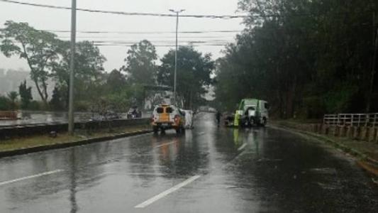 Chuvas em BH: carro capota nas curvas do Ponteio e pista precisou ser fechada