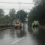 Chuva em BH: carro capota nas curvas do Ponteio e pista precisou ser fechada