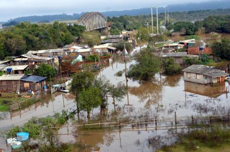 O nível do Lago Guaíba, onde deságuam rios de várias regiões do Rio Grande do Sul, segue subindo