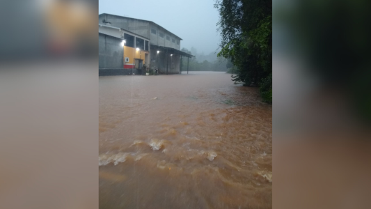 Após temporais, Marinha envia barcos para ajudar no resgate de vítimas no RS | CNN Brasil
