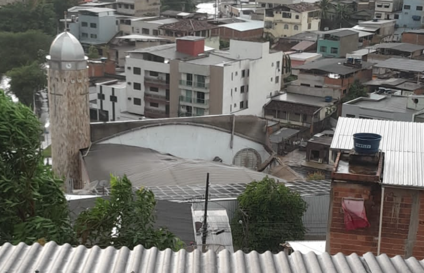Teto de igreja no bairro Canaãzinho cai após ventania, em Ipatinga