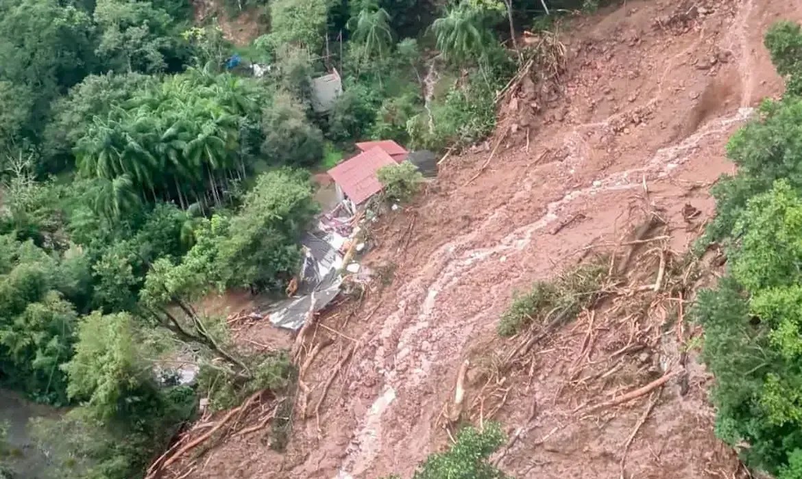 Chuva pode causar deslizamentos em 107 cidades do Sudeste, Sul e Nordeste; veja quais