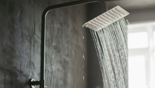 Foto mostra chuveiro ligado
