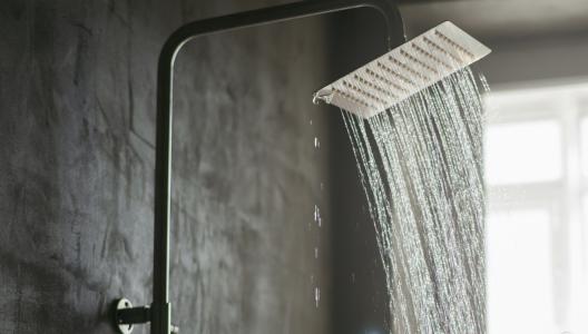 Foto mostra chuveiro ligado