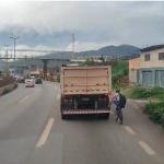 Ciclista se arrisca ao pegar traseira em carreta no Anel Rodoviário de BH