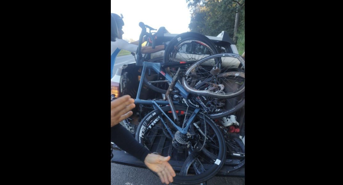 Grupo de ciclistas é atropelado por van na BR-040, região Central de Minas