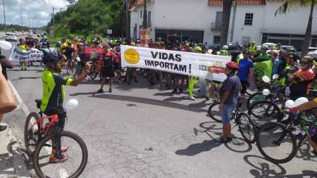Ciclistas fizeram protesto por mais segurança no trânsito na manhã deste domingo (12) na Cristiano Machaco