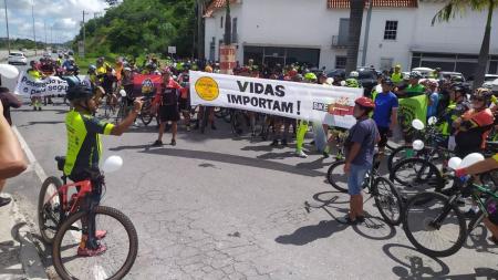 Ciclistas fizeram protesto por mais segurança no trânsito na manhã deste domingo (12) na Cristiano Machaco