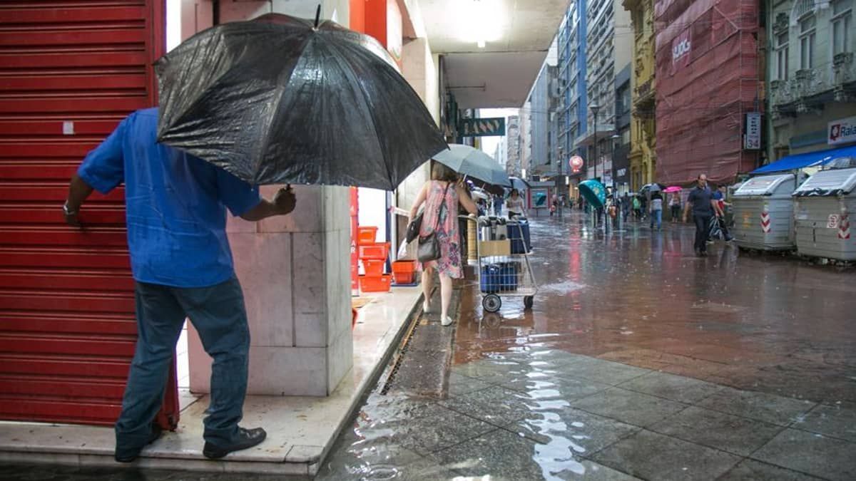 Ciclone extratropical causa alagamentos no RS e SC; cidades têm mais de 200 milímetros de chuva