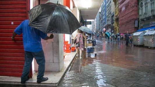 Ciclone extratropical causa alagamentos no RS e SC; cidades têm mais de 200 milímetros de chuva.