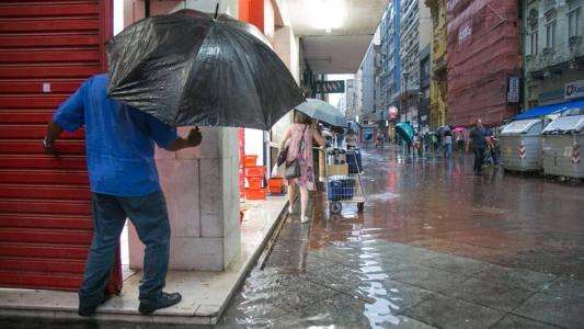 Ciclone extratropical causa alagamentos no RS e SC; cidades têm mais de 200 milímetros de chuva.