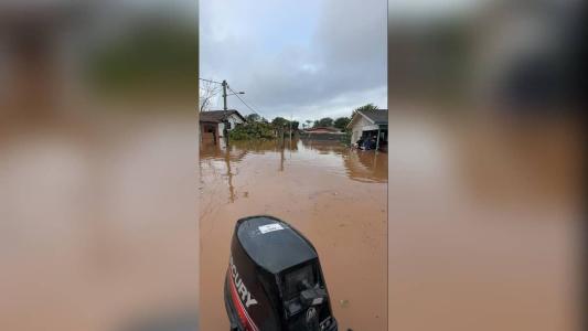 Ciclone no RS: cabo de helicóptero se rompe e senhora morre ao cair em rio durante resgate.
