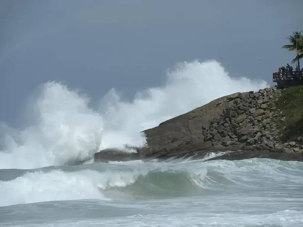 Marinha confirma formação de ciclone subtropical que deve causar muita chuva em SP e RJ
