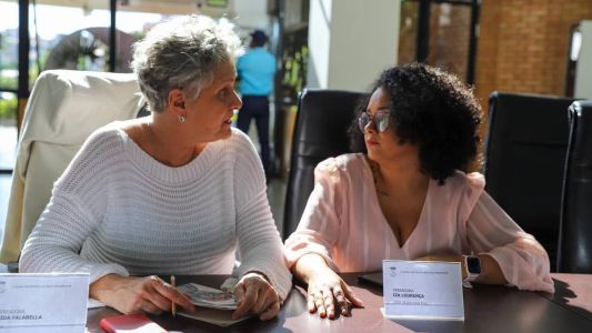 Cida Falabella (esq.) e Iza Lourença (dir.) prometeram ir ao MP de Minas após ameaças