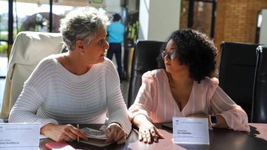 Cida Falabella (esq.) e Iza Lourença (dir.) prometeram ir ao MP de Minas após ameaças