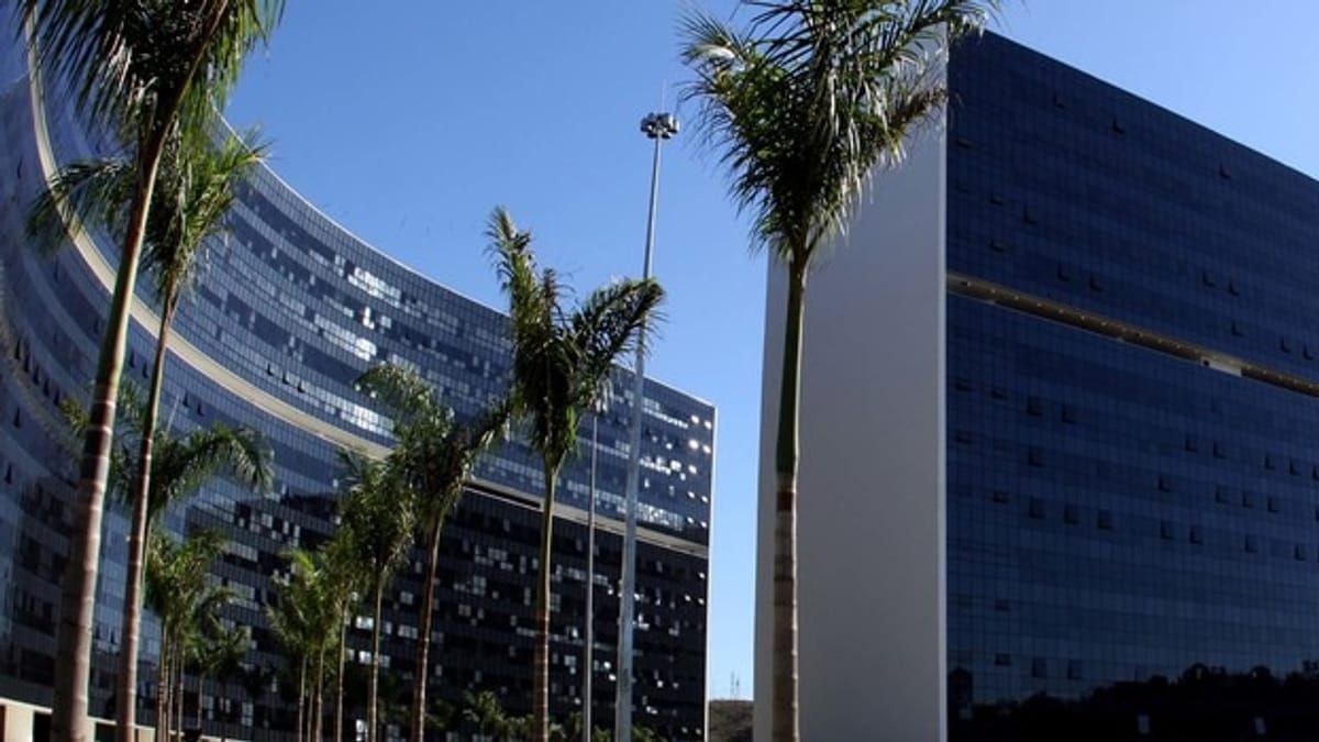Elevador da Cidade Administrativa deixa três servidores presos e Zema diz que acionou Justiça contra empresa