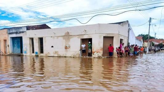 Cidade cearense é inundada por água de barragem
