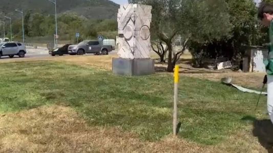 Cidade da França pinta gramado de verde para disfarçar efeitos da seca.