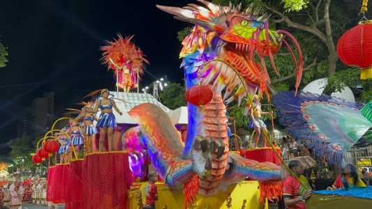 Carro alegórico da Cidade Jardim com dragão em destaque