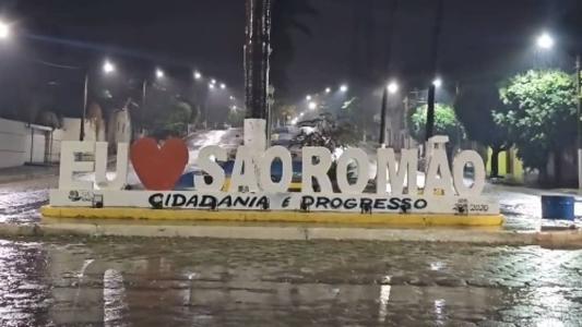 Cidade mais quente do Brasil, São Romão tem chuva nesta noite de quarta (27)
