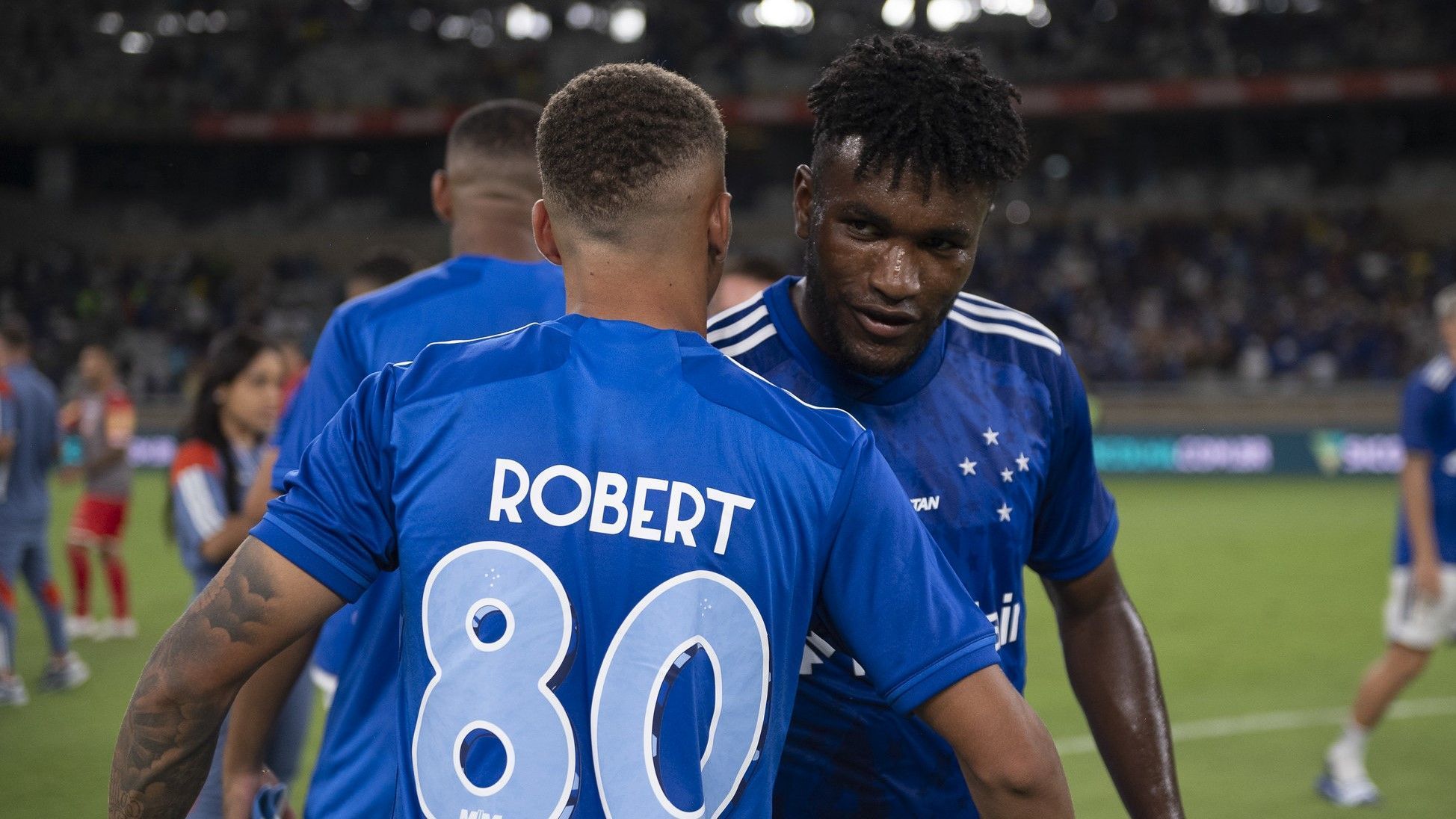 Meia do Cruzeiro é vítima de golpe durante jogo contra Grêmio; entenda