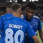 Meia do Cruzeiro é vítima de golpe durante jogo contra Grêmio; entenda