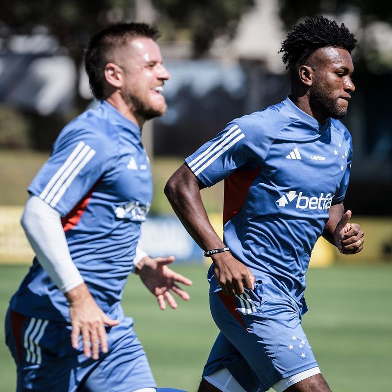 Sem espaço no Cruzeiro, meio-campista negocia retorno ao futebol europeu