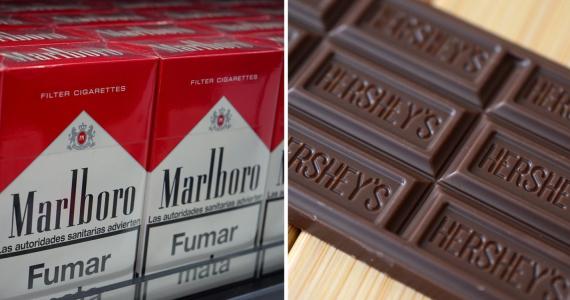 Foto mostra maços de cigarro e barra de chocolate