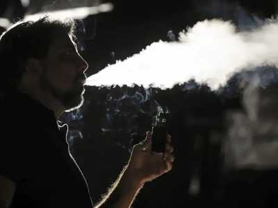 Foto mostra homem utilizando dispositivo eletrônico para fumar