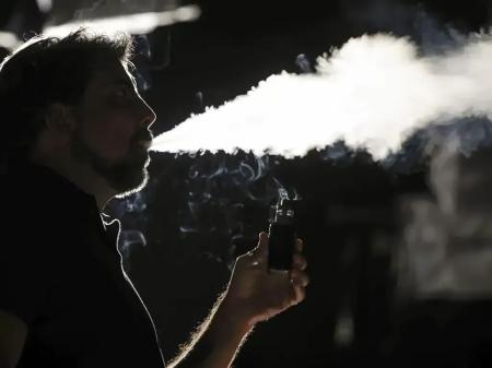 Foto mostra homem utilizando dispositivo eletrônico para fumar
