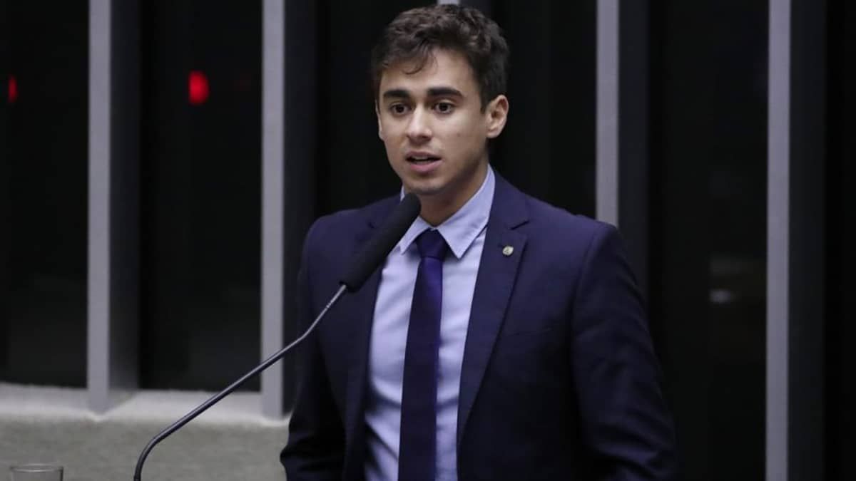 Nikolas Ferreira protocola notícia-crime contra ministros de Lula por uso de jatinhos da FAB