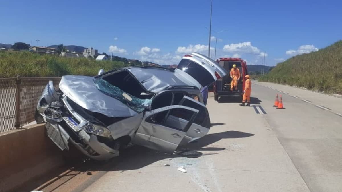 Carro capota e deixa feridos na BR-381,  em Nova União, em Minas 