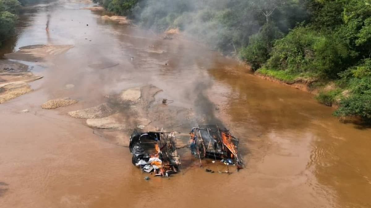MG: balsas usadas para extração ilegal de ouro são destruídas pela Polícia Federal