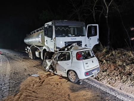 Cinco pessoas morrem após carro bater de frente com caminhão-tanque no Norte de MG