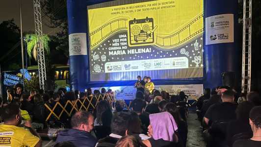 Foto mostra público aguardando o início da sessão de cinema no Cemitério Parque da Colina, na região Oeste de Belo Horizonte