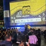 Famílias enfrentam chuva para acompanhar sessão de cinema em cemitério de BH