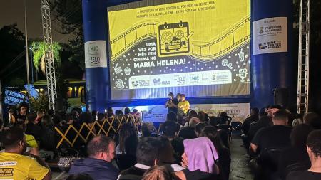 Foto mostra público aguardando o início da sessão de cinema no Cemitério Parque da Colina, na região Oeste de Belo Horizonte