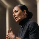 'Chique, chiquíssima': Cíntia Chagas traz nova turnê a Belo Horizonte