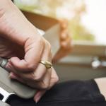O truque do cinto de segurança que poucos conhecem para mover um carro sozinho