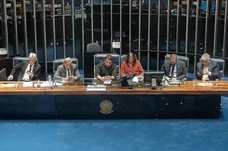 Oposição segue ocupando os plenários da Câmara e do Senado