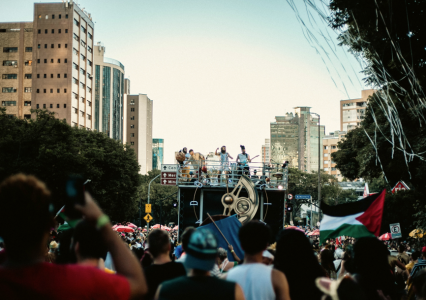 O Bloco Circuladô desfilou no Carnaval de BH em 2025, promovendo uma celebração cênico-musical com ritmos variados e performances artísticas, refletindo sobre o tempo e a história