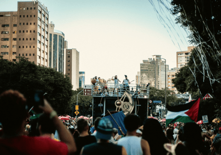 O Bloco Circuladô desfilou no Carnaval de BH em 2025, promovendo uma celebração cênico-musical com ritmos variados e performances artísticas, refletindo sobre o tempo e a história
