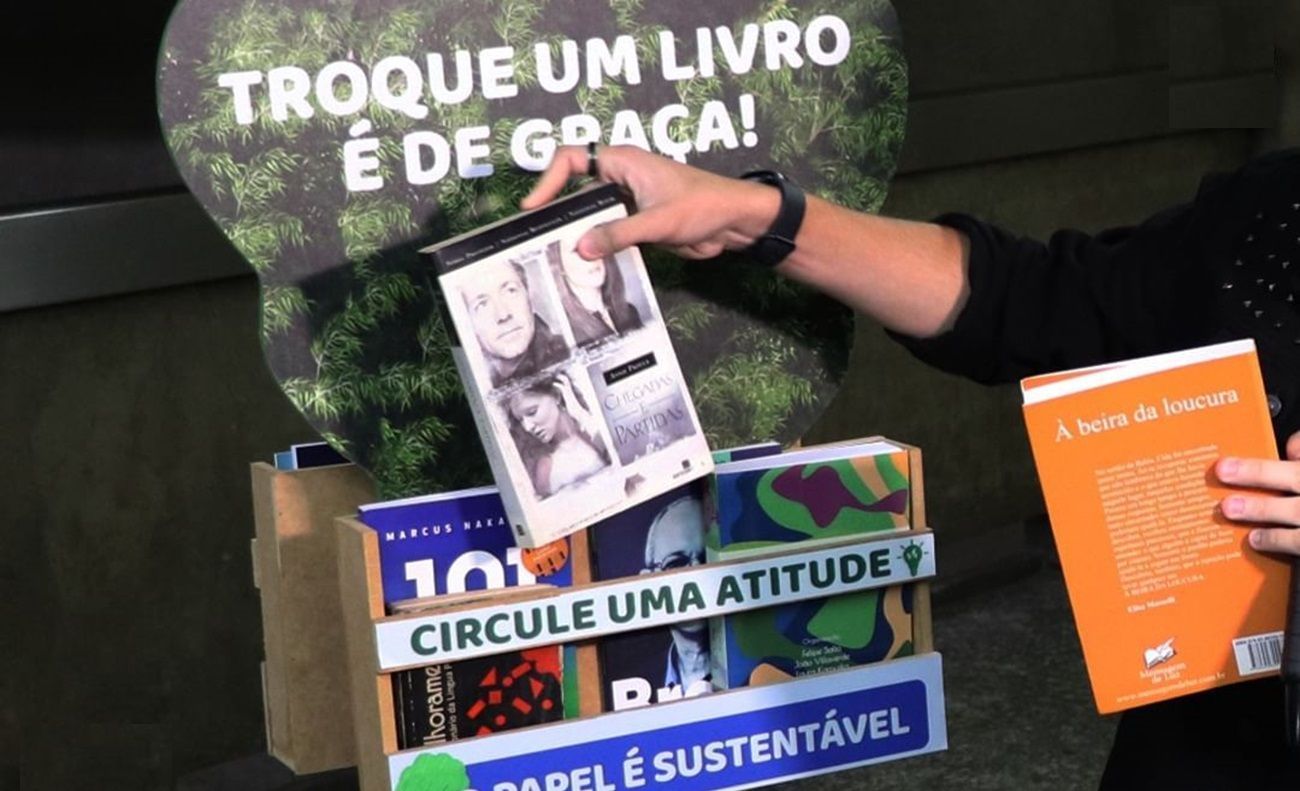 Metrô de BH ganha estantes com 4 mil livros para a leitura dos passageiros; entenda