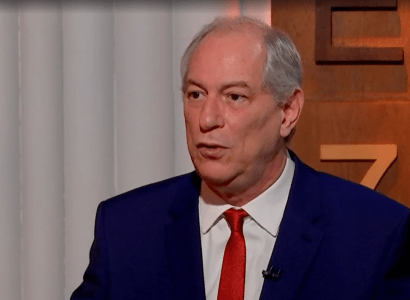 De terno e gravata, Ciro Gomes concede entrevista
